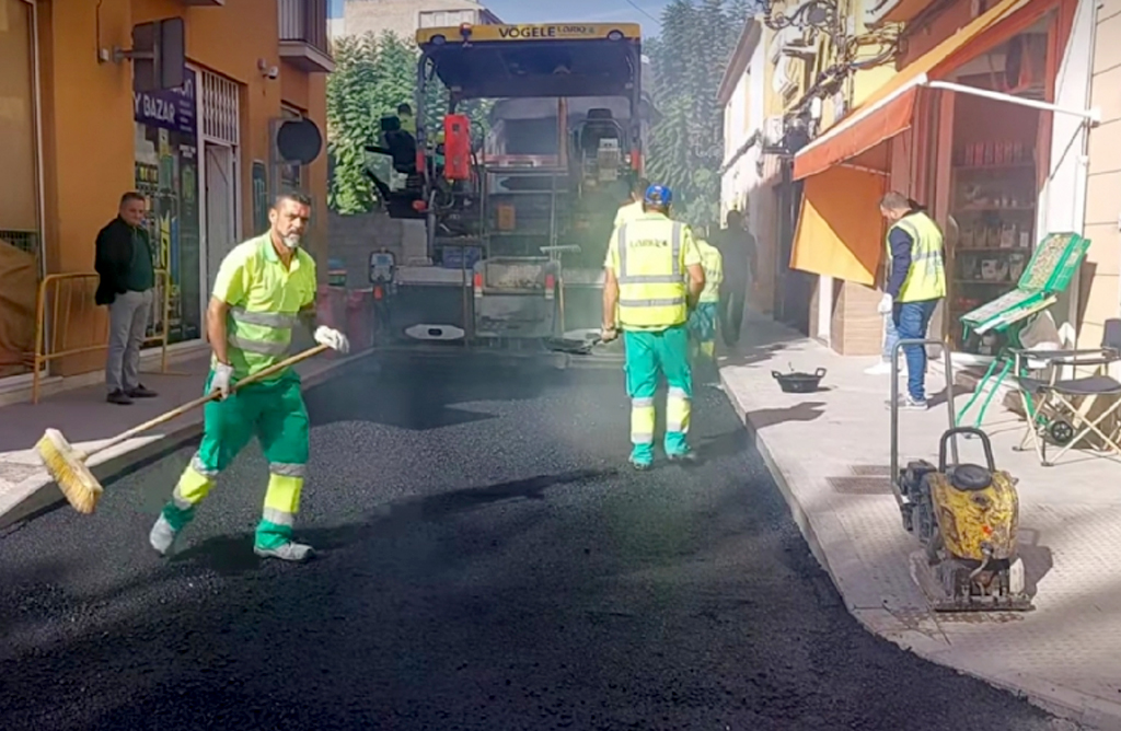 Se destinarán casi 100.000 euros en arreglar el firme y los baches en varias calles del casco urbano y de El Paretón